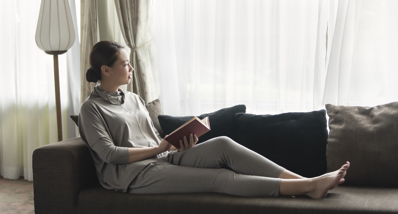 ラウンジウェアを着ている女性